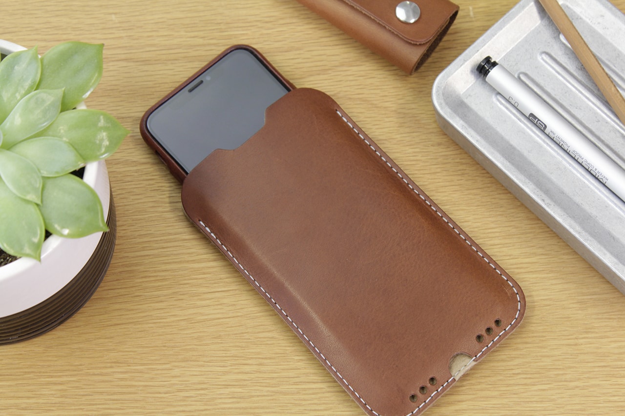 iPhone Hülle KINGSTON aus Leder Farbe: Hellgrau-Hellbraun Größe: iPhone 17/16e/16/Pro + ältere bis 12 Pack & Smooch