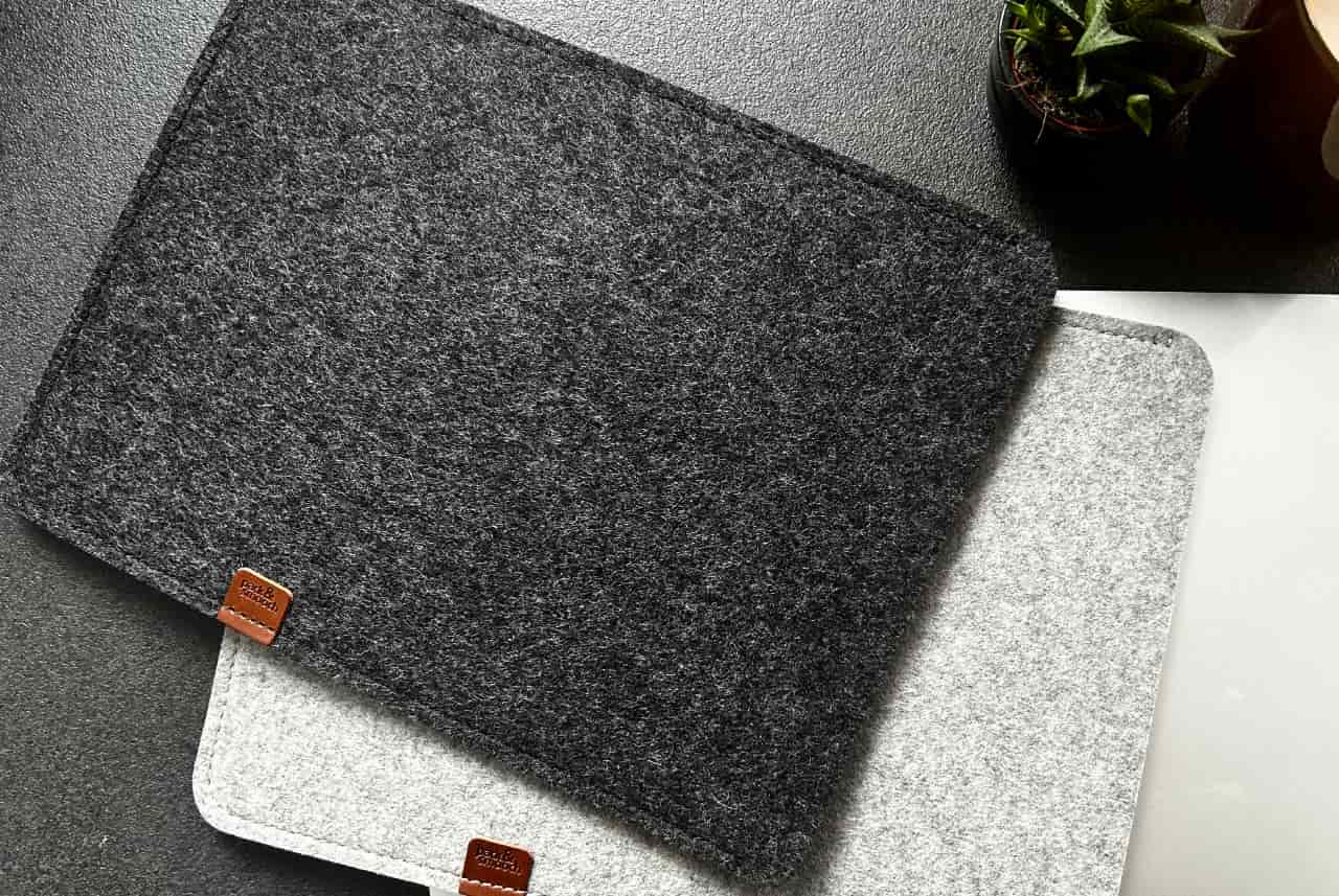 MacBook Hülle SUFFOLK aus Merino Wollfilz in grau und schwarz, maßgeschneiderte Einsteckhülle für optimalen Schutz.