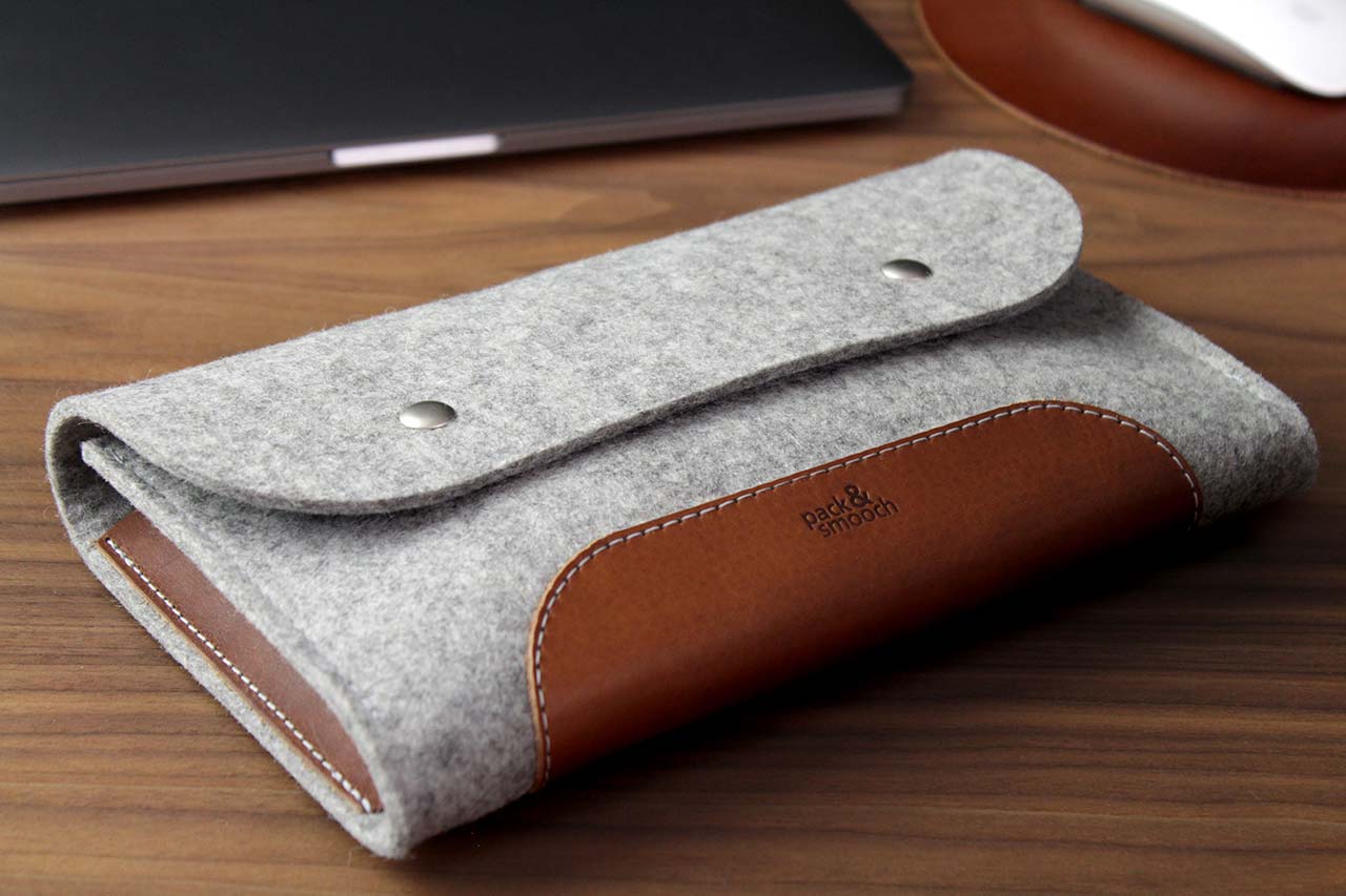 Kabeltasche CORRIEDALE XS aus Wollfilz und Leder Farbe: Dunkelgrau - Dunkelbraun Pack & Smooch