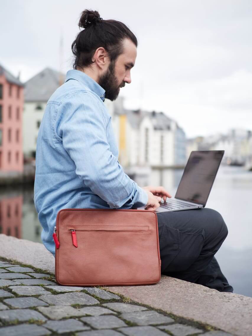MacBook Pro und Air Hülle ANGUS aus Leder Wähle deine Größe: MacBook Pro 16 Pack & Smooch