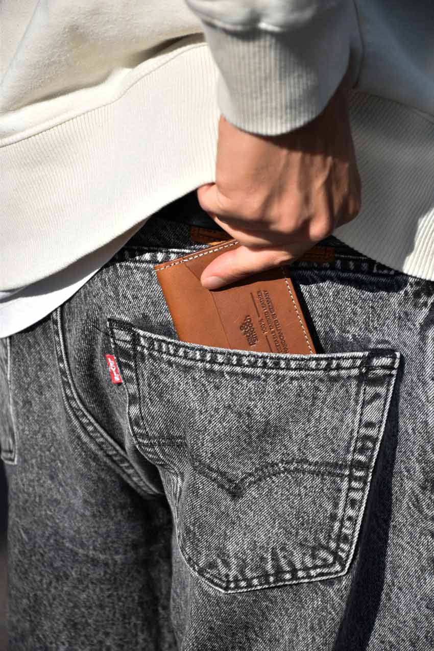 HERFORD Miniwallet – Kartenetui aus Premium-Leder in Caramel Farbe, schlank in der Jeans einer Person.