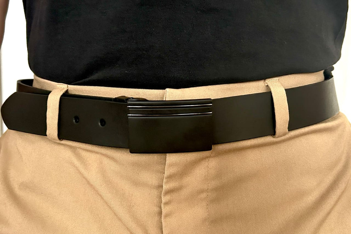 Der Gürtel mit dunkler Koppelschnalle zu heller Chinohose getragen