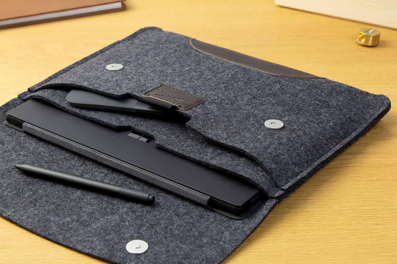 Microsoft Surface Pro Hülle HAMPSHIRE aus Wollfilz in dunkelgrau mit italienischer Leder-Applikation und Magnetverschluss.