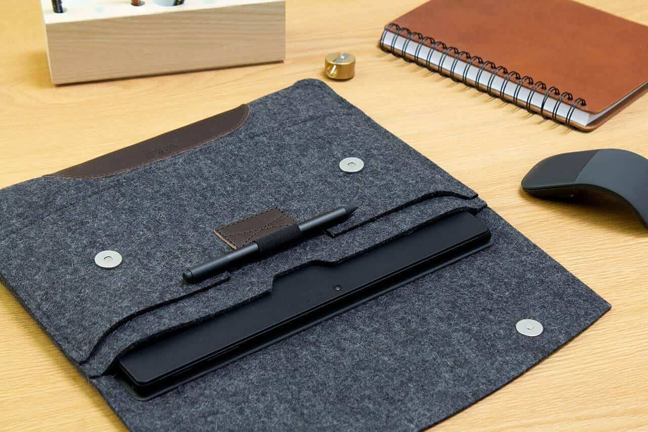 Microsoft Surface Pro Hülle HAMPSHIRE aus Wollfilz Farbe: Dunkelgrau-Dunkelbraun Pack & Smooch