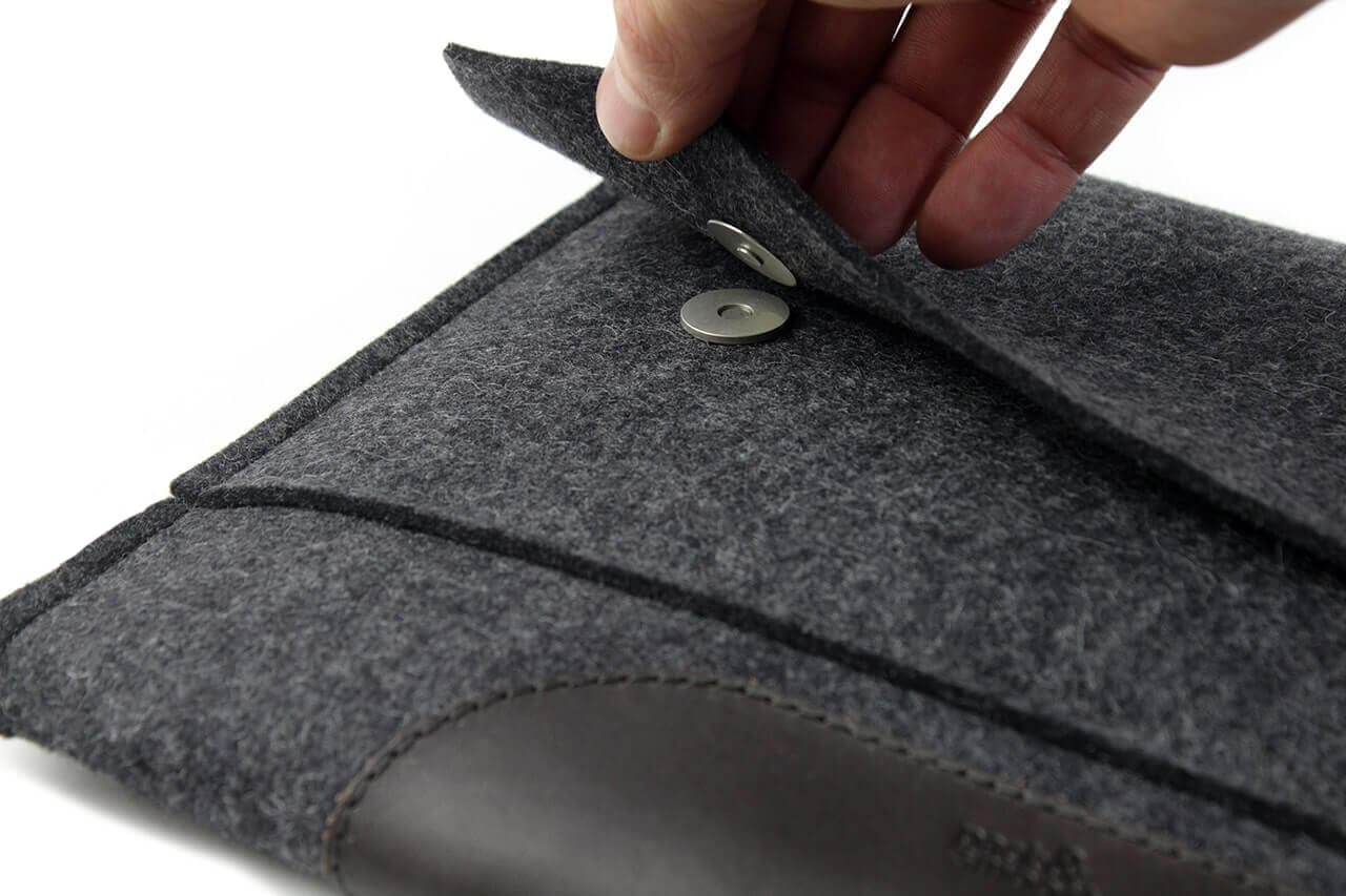 Microsoft Surface Pro Hülle HAMPSHIRE aus Wollfilz in dunkelgrau mit italienischer Leder-Applikation und Magnetverschluss.