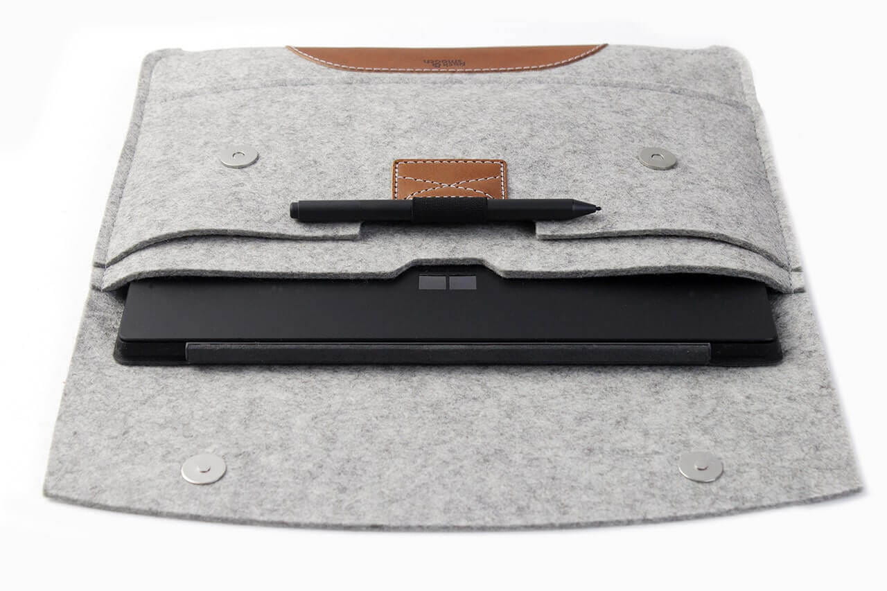 Microsoft Surface Pro Hülle HAMPSHIRE aus Wollfilz in hellgrau mit italienischer Leder-Applikation und Magnetverschluss