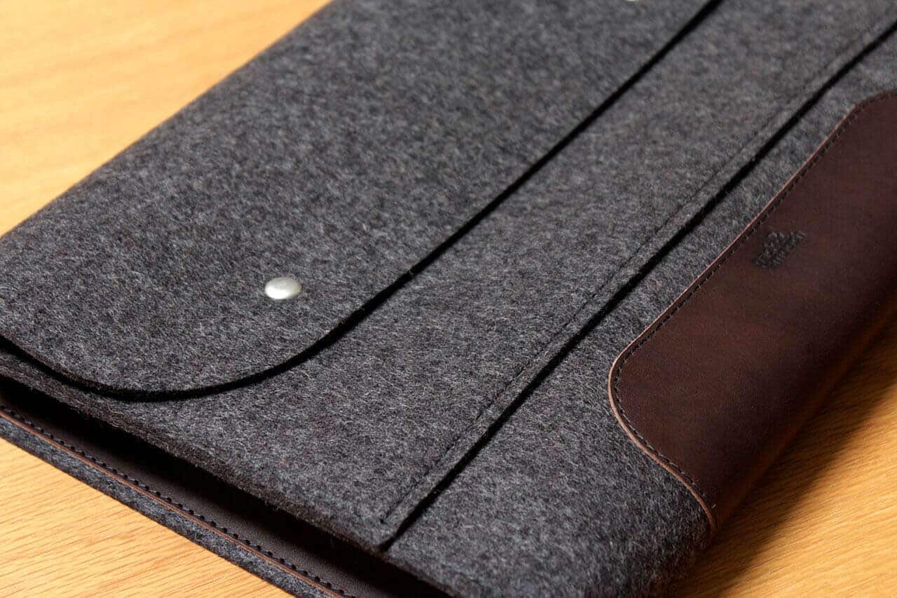 MacBook / Laptop / iPad Tasche CORRIEDALE aus Wollfilz und Leder Farbe: Dunkelgrau-Dunkelbraun Wähle deine Größe: S-L (11Zoll-16Zoll) Pack & Smooch