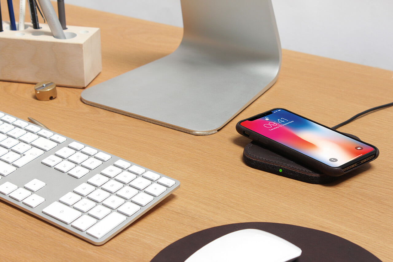 Wireless Charger TAURUS für iPhone Farbe: Dunkelbraun Pack & Smooch