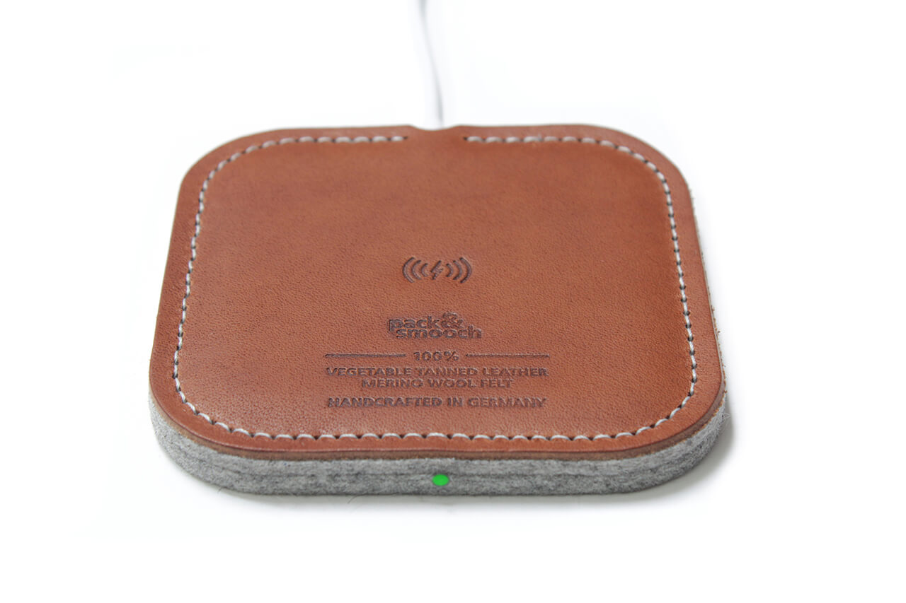 Wireless Charger TAURUS für iPhone Farbe: Hellbraun Pack & Smooch