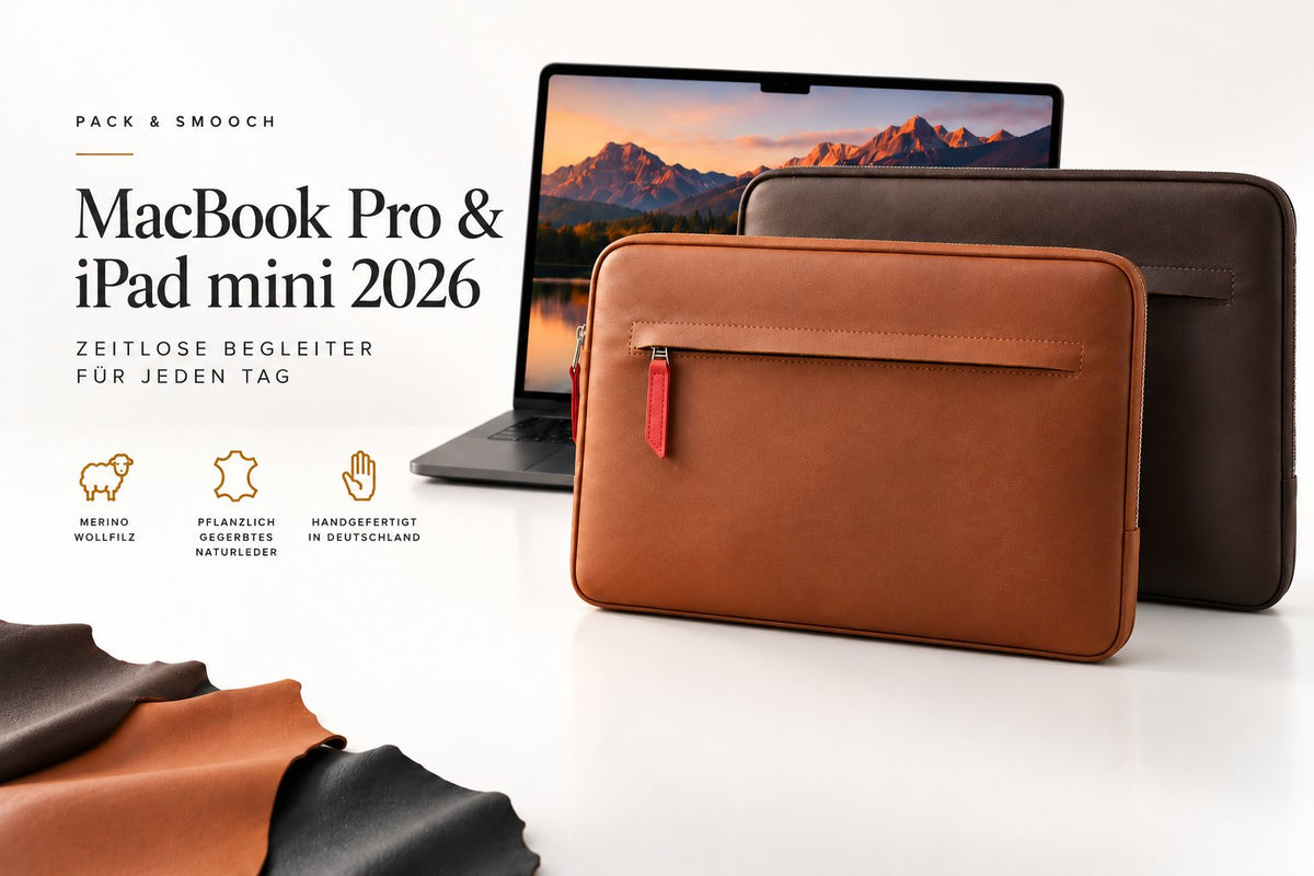 MacBook Pro mit Lederhülle in Cognac und eine zweite Hülle in Dunkelbraun, daneben Lederzuschnitte, Schriftzug MacBook Pro und iPad mini 2026