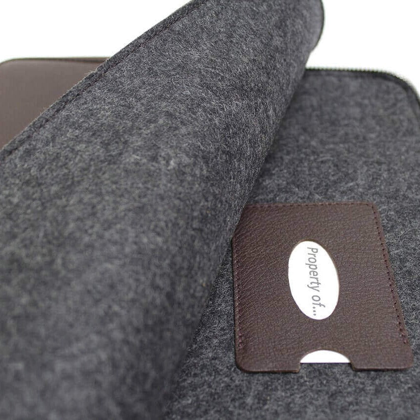 Microsoft Surface Pro Hülle ANGUS aus Leder in dunkelbraun, hochwertige Vollleder Schutzhülle mit Tasche und YKK-Reißverschluss.