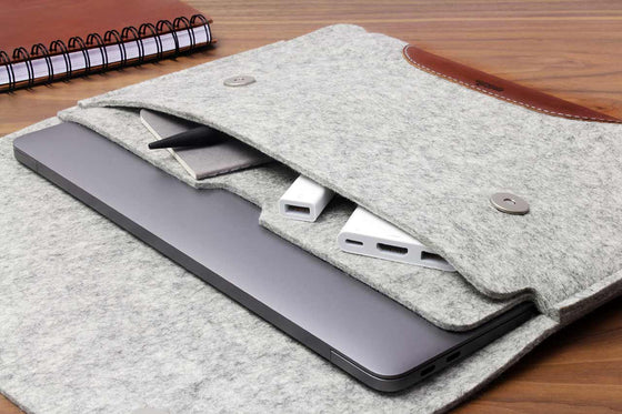 HAMPSHIRE MacBook sleeve in Merino wool felt and leather with a front pocket