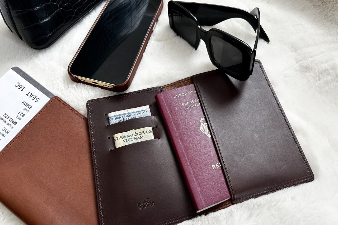 Passport cover made from vegetable-tanned leather with passport and cards. Pack & Smooch Travel Essentials, made in Germany