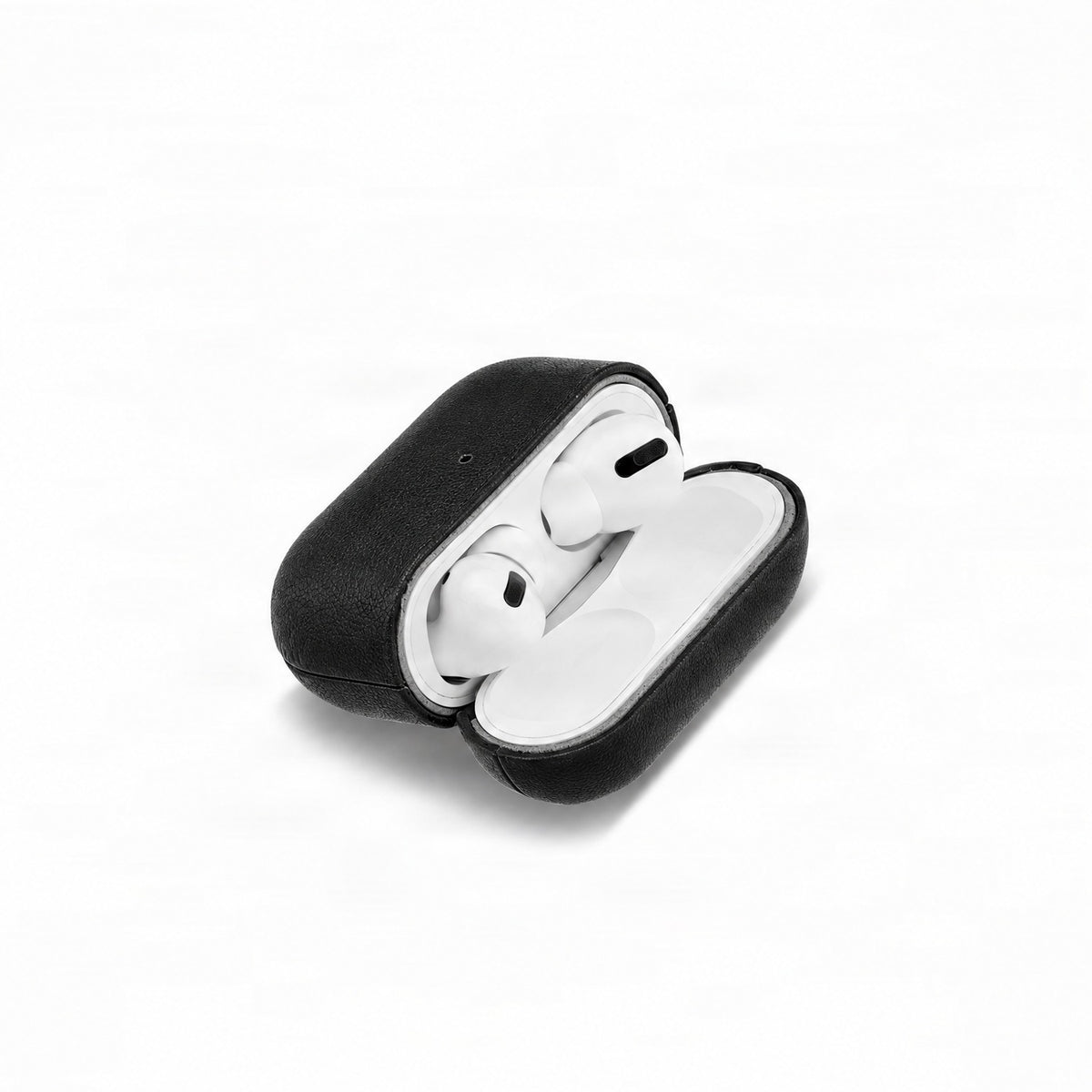 Schwarze AirPods Hülle aus Leder geöffnet, die AirPods sind im Ladecase sichtbar, Modell OTLEY