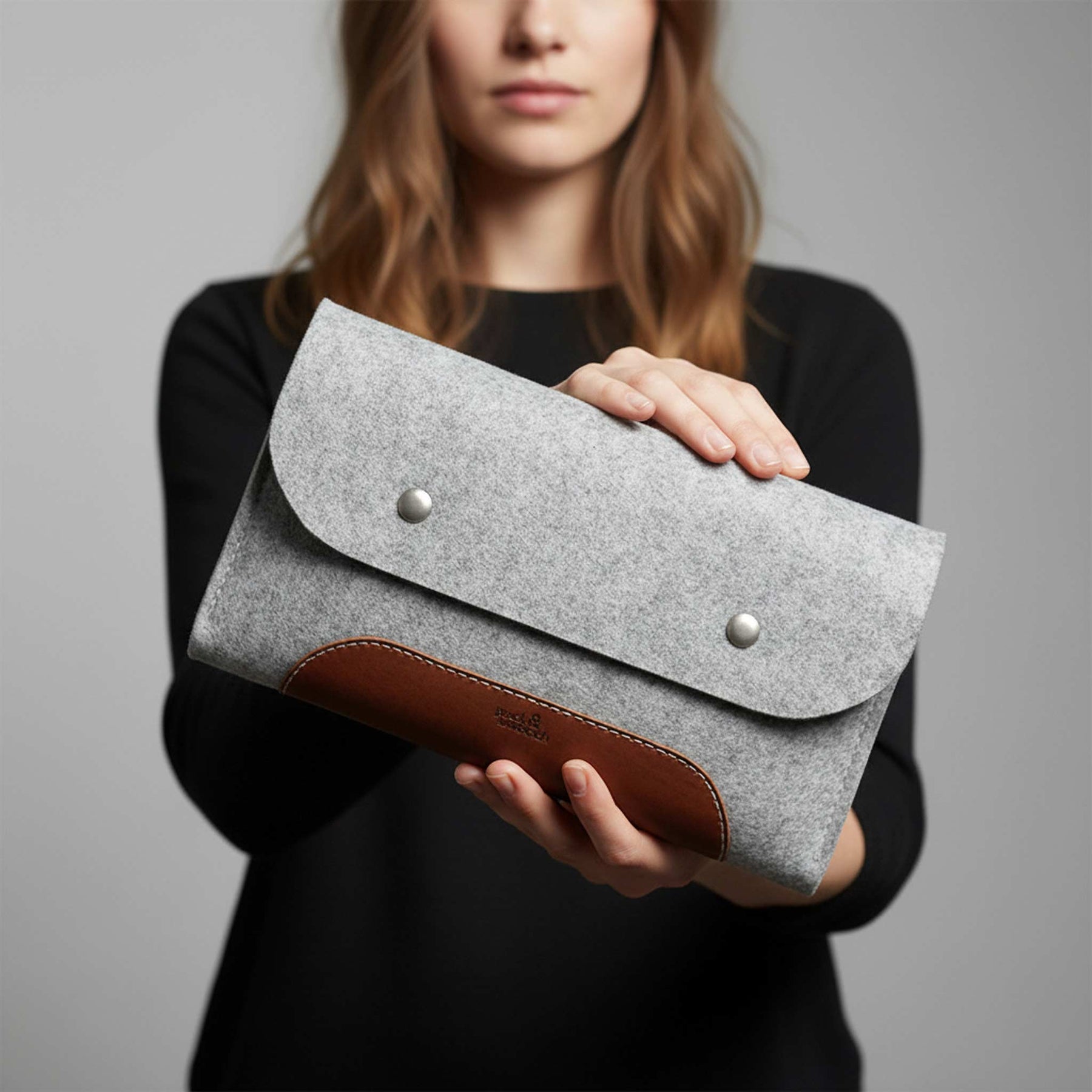 CORRIEDALE XS cable bag made from light grey Merino wool felt and light brown leather