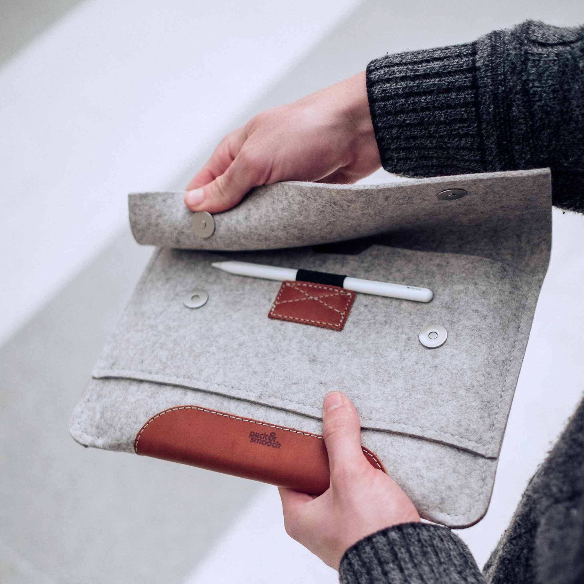 iPad sleeve HAMPSHIRE made of wool felt and leather 