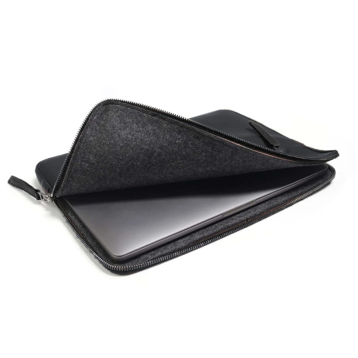 Schwarze MacBook Hülle ANGUS aus Leder, geöffnet, mit anthrazitfarbenem Merino-Wollfilz gefüttert und roten Zuglaschen, MacBook Pro 14 eingeschoben