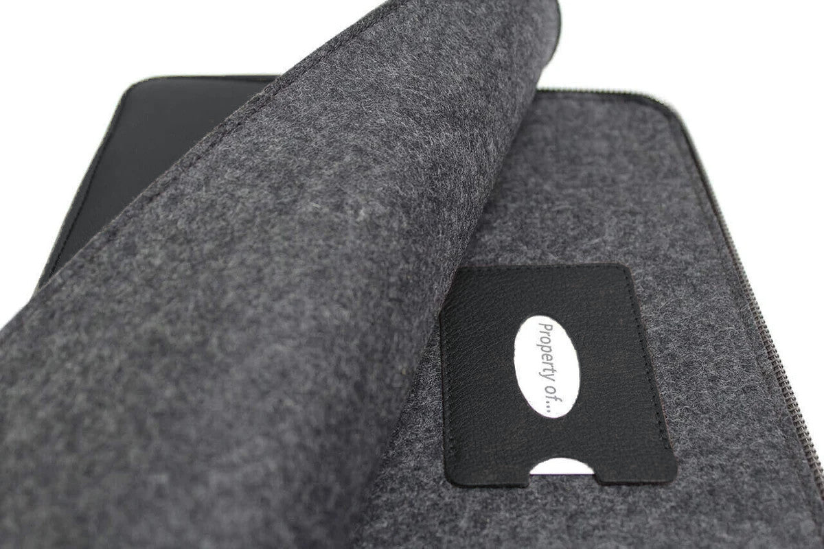 Innenseite der schwarzen MacBook Hülle ANGUS: Merino-Wollfilz-Futter mit eingenähtem Lederfach für eine Visitenkarte