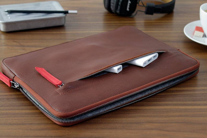 The fit of the ANGUS MacBook sleeve in leather