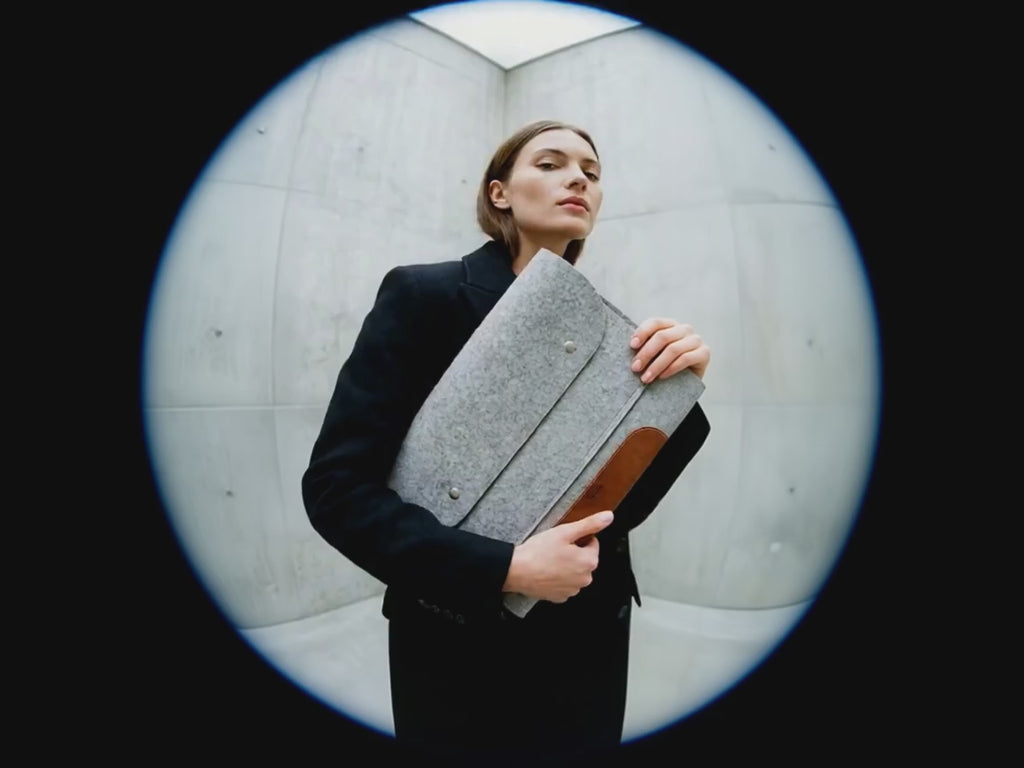 MacBook / Laptop / iPad Tasche CORRIEDALE aus Wollfilz und Leder Farbe: Hellgrau-Hellbraun Wähle deine Größe: S-L (11Zoll-16Zoll) Pack & Smooch