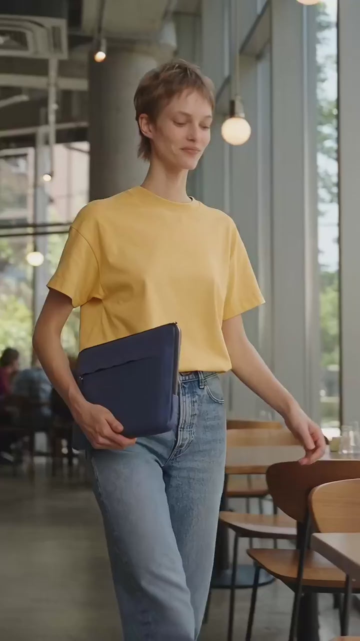 Die vegane iPad-Hülle ANGUS wird im Café auf den Tisch gestellt und geöffnet: innen heller Violan-Filz, darin ein iPad und der Apple Pencil