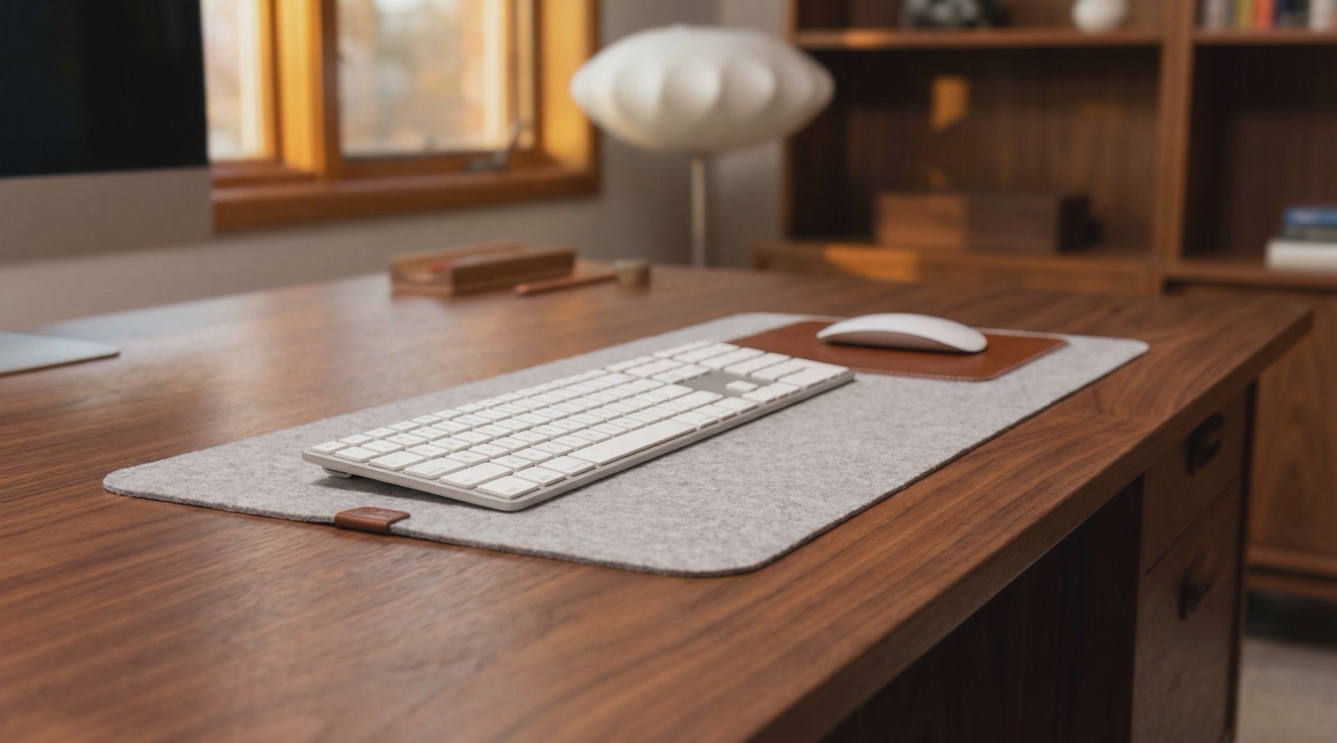 Schreibtischunterlage MOIRA aus Leder und Wollfilz Farbe: Hellgrau-Hellbraun Pack & Smooch