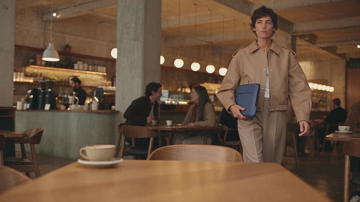Vegane iPad-Hülle ANGUS aus Oleatex, im Café, Querformat