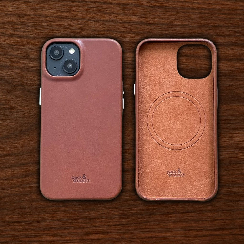 IPhone case for iPhone 15 in light brown leather, beside it the lining with the MagSafe ring, model CHESTER