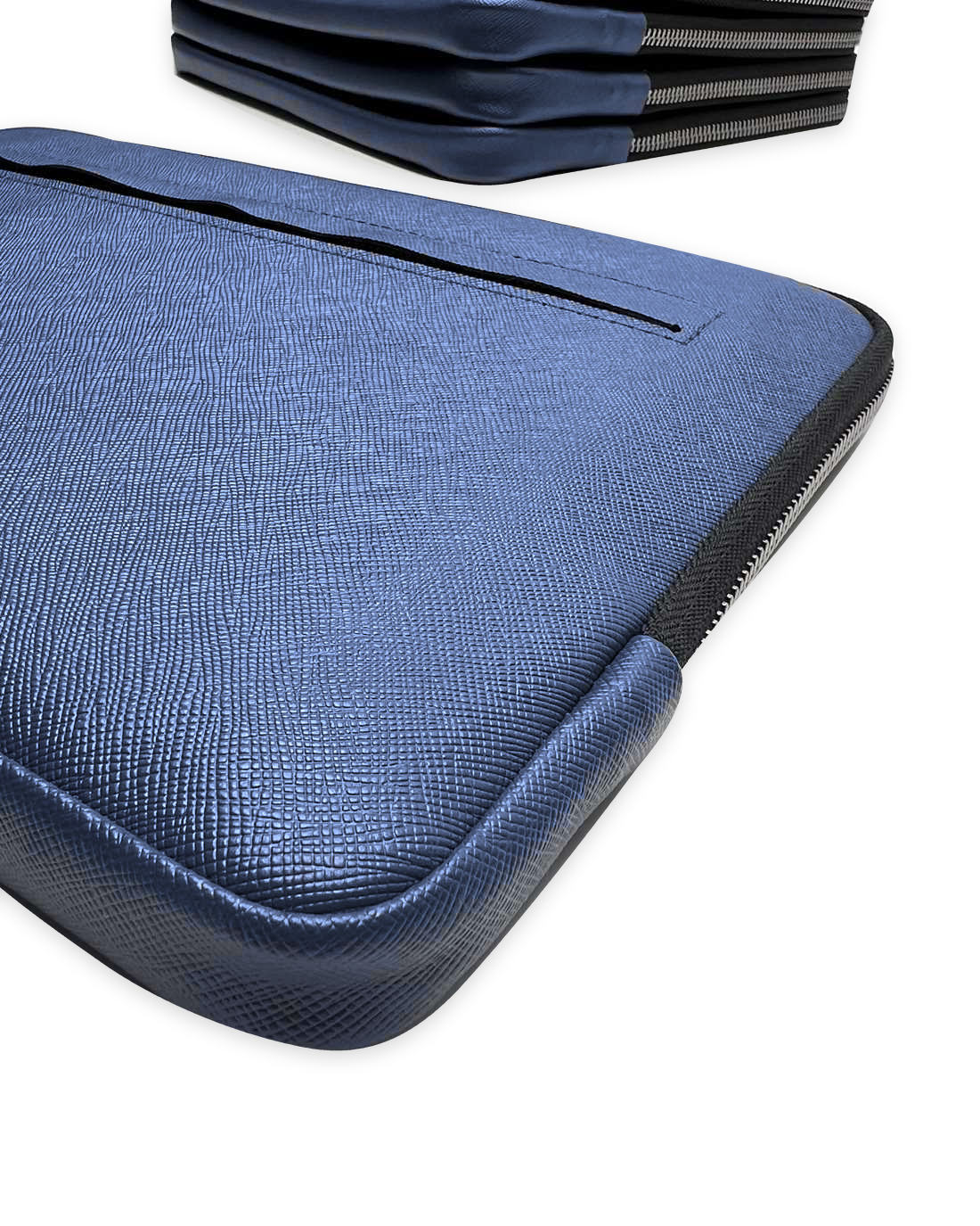 Kante und Saffiano-Struktur des mittelblauen Aussenmaterials im Detail