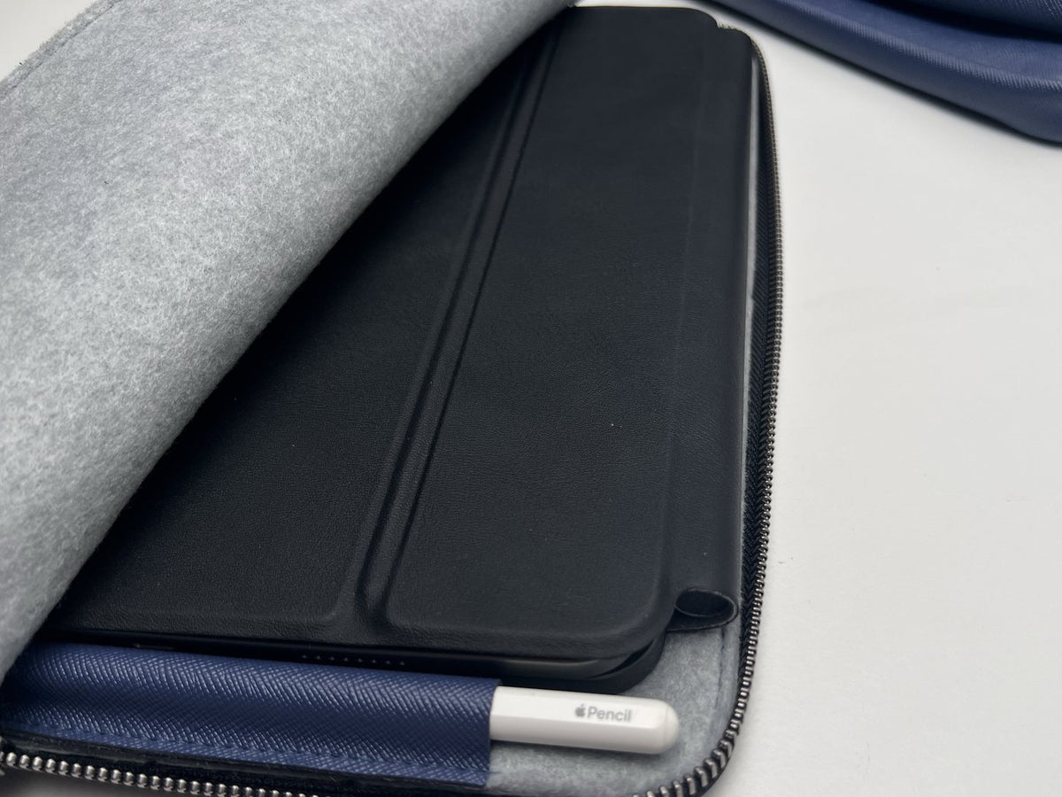 Geöffnete ANGUS Vegan mit iPad im Folio, Pflanzenfilz, Apple Pencil und umlaufendem Metallreißverschluss