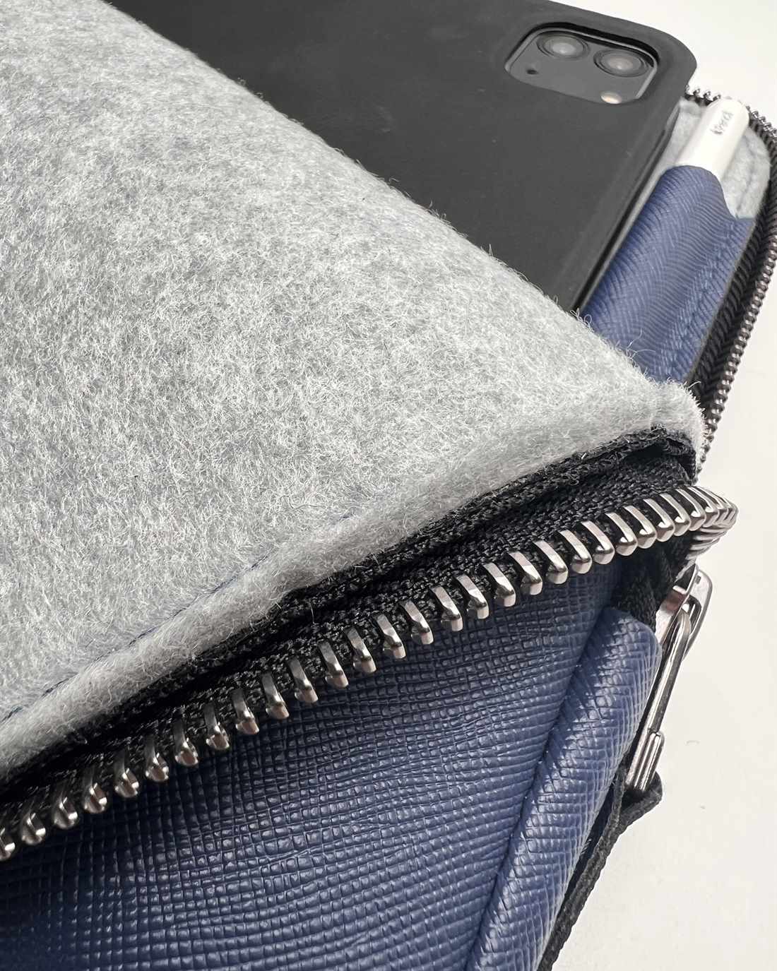 Reissverschluss und Filzkante am eingelegten iPad
