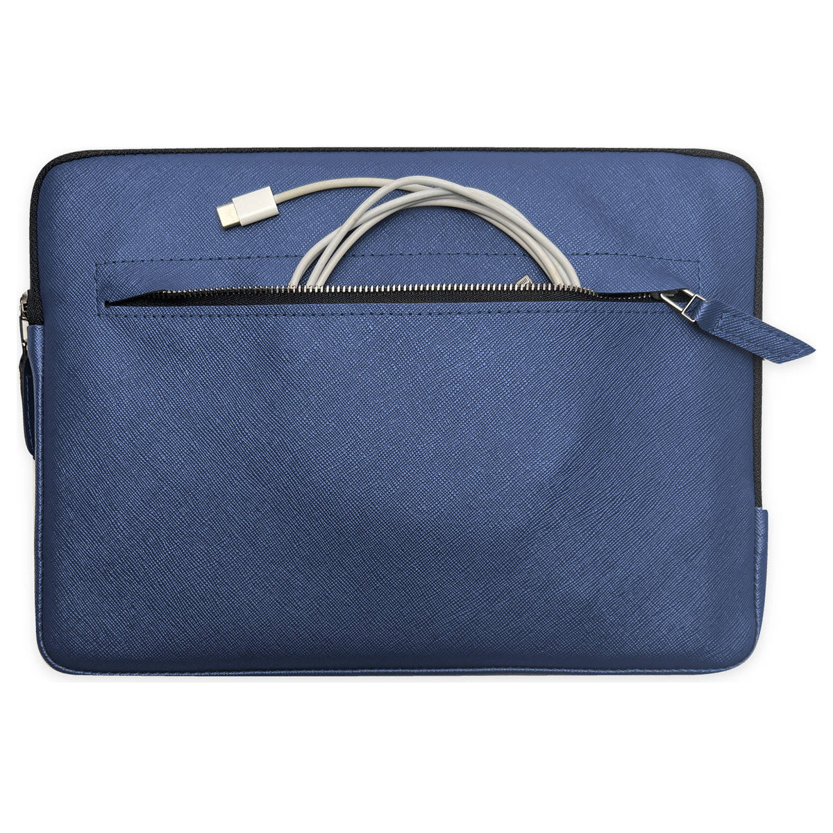 Vordertasche der veganen iPad-Hülle ANGUS mit eingelegtem Ladekabel und Metallreißverschluss