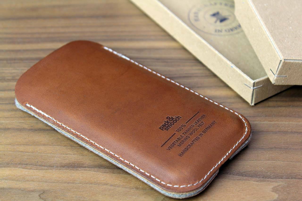 Smartphone case made of leather and wool felt