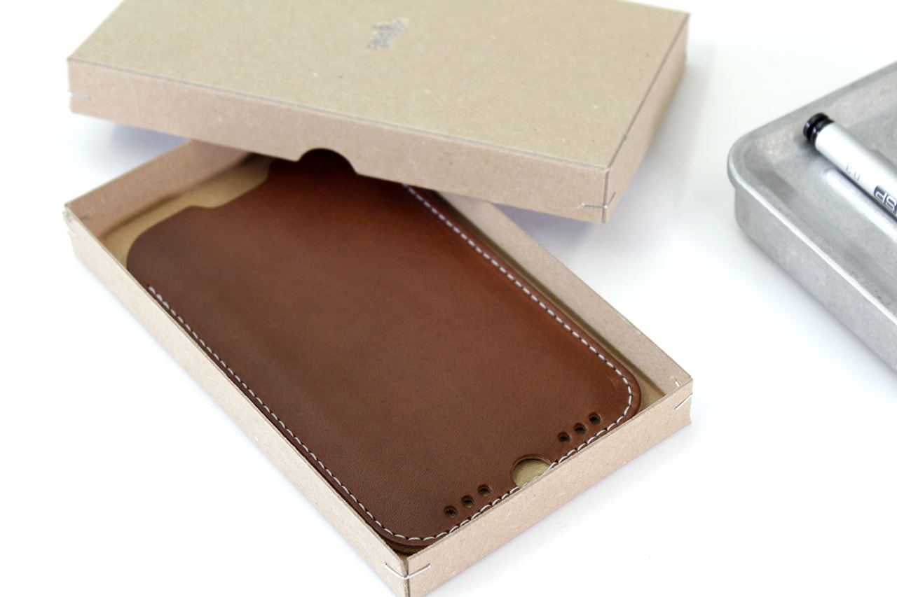 Elegant iPhone Sleeve made of wool felt and leather