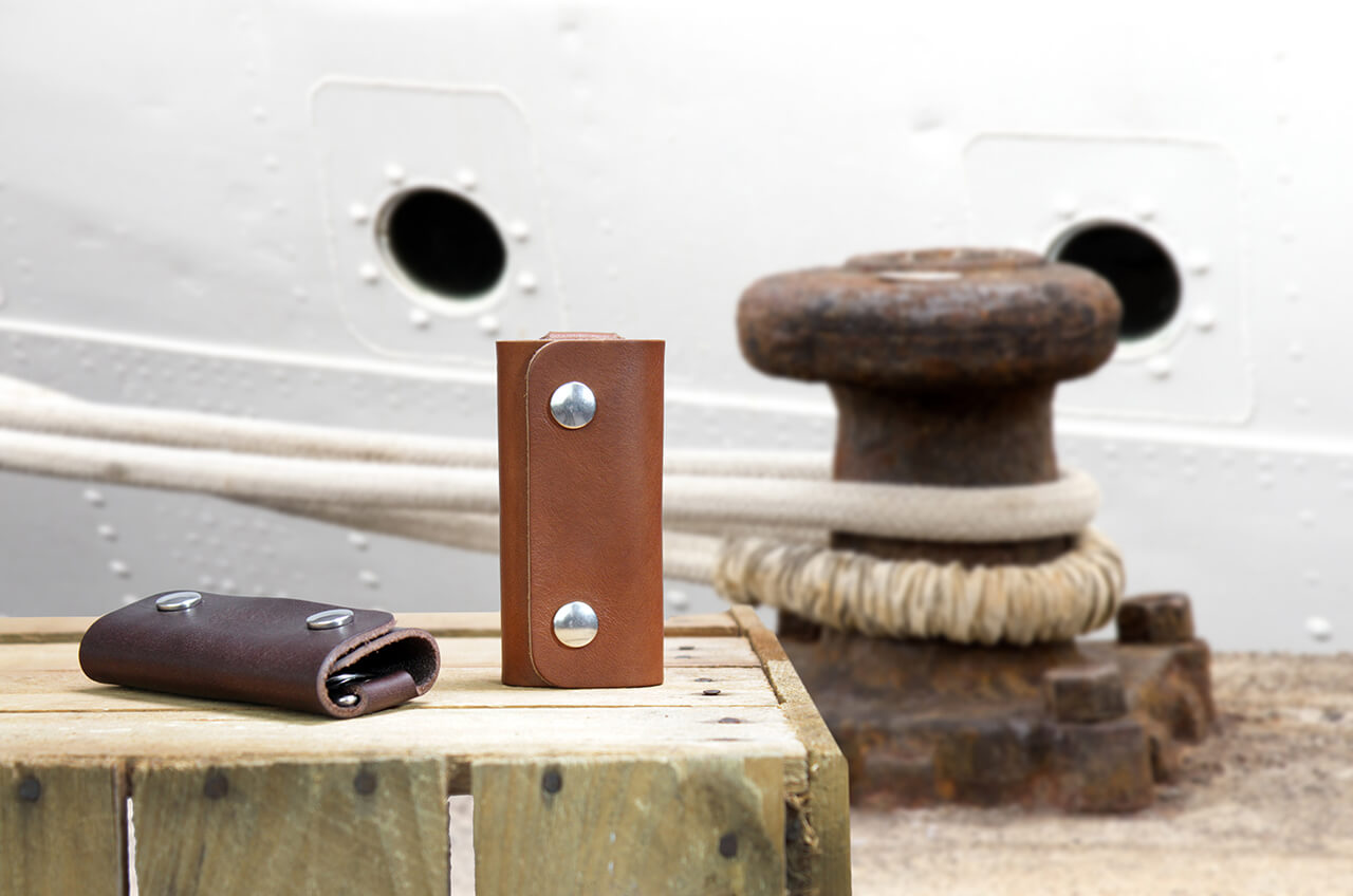 Keyring case leather with engraving anchor Hamburg in light and dark
