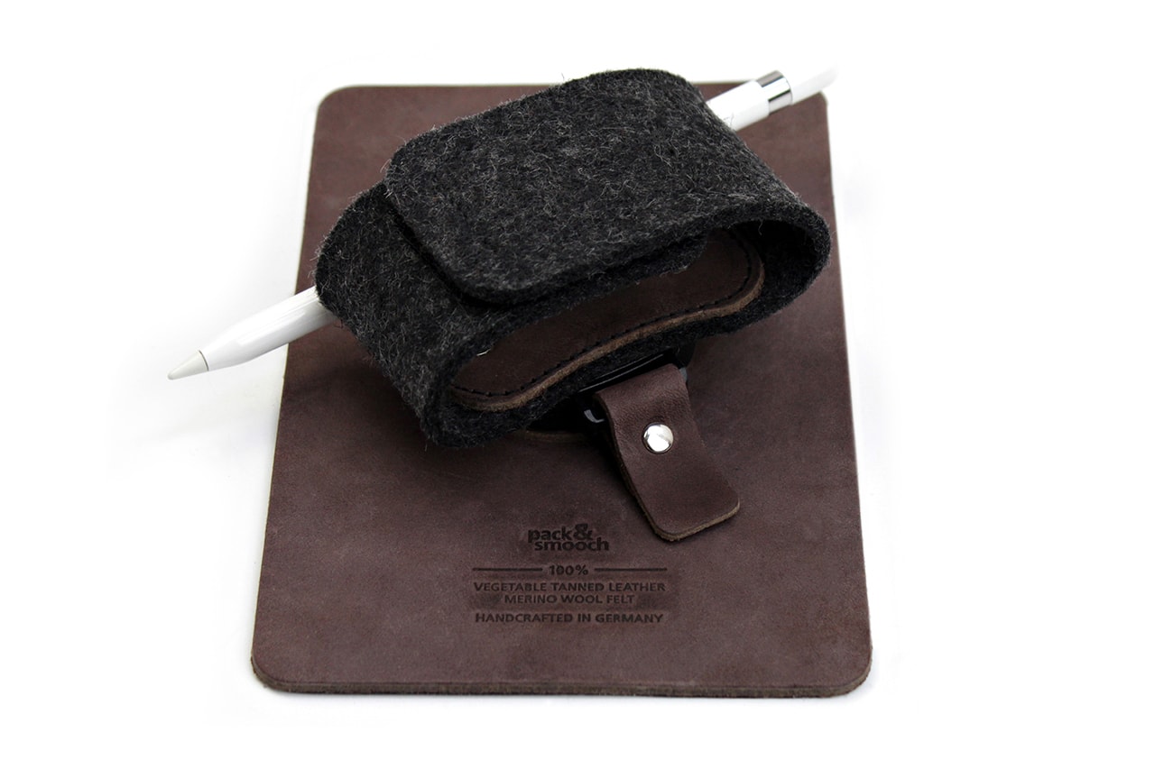 Pack & Smooch Tab strap wearable