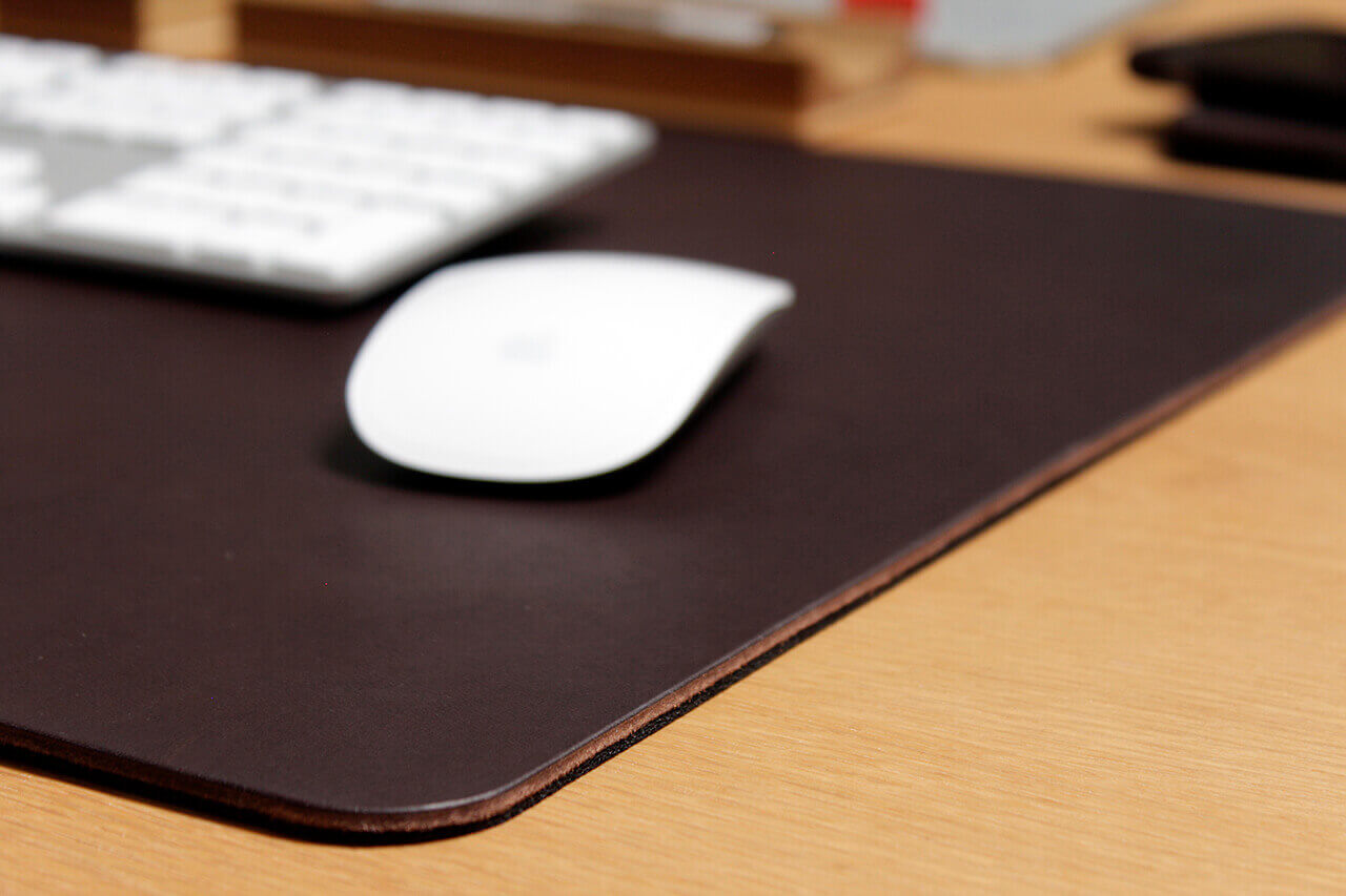 Desk pad made of leather and 100% non-slip natural rubber