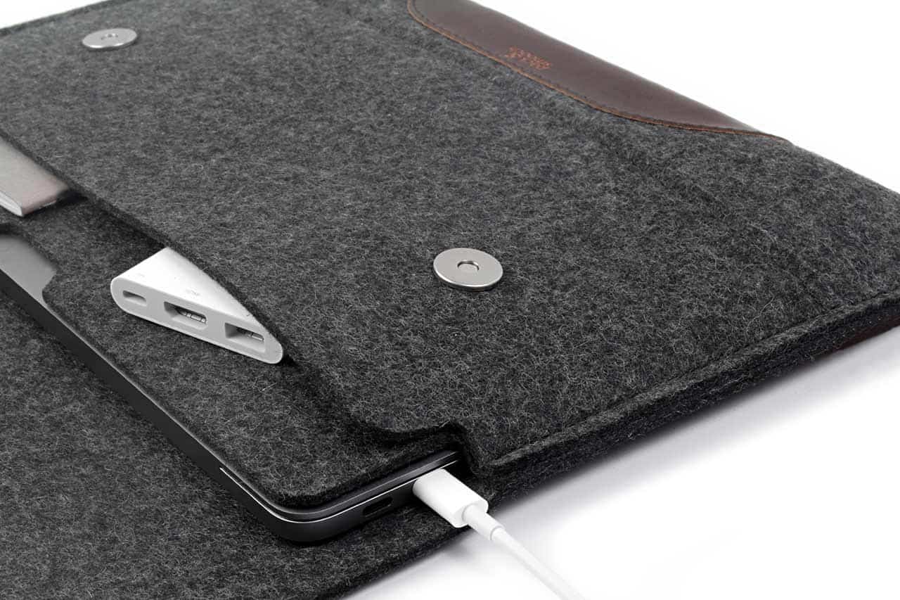 MacBook Pro / MacBook Air sleeve HAMPSHIRE made of wool felt and leather